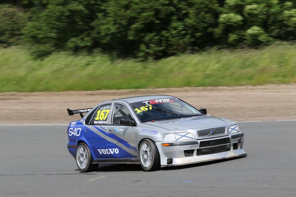 Dan Pedersen var hurtig i Volvo’en, men hjulene stak desværre lidt for langt ud over skærmkanterne i heat 1.
(Foto: JJ Media)